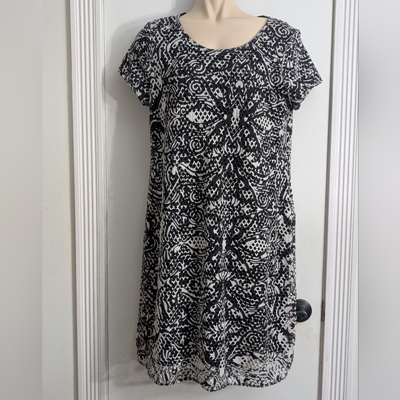 Chico's Black and White Lined Stretch Cut Out Design knee-length Dress Size 2 - Picture 1 of 5